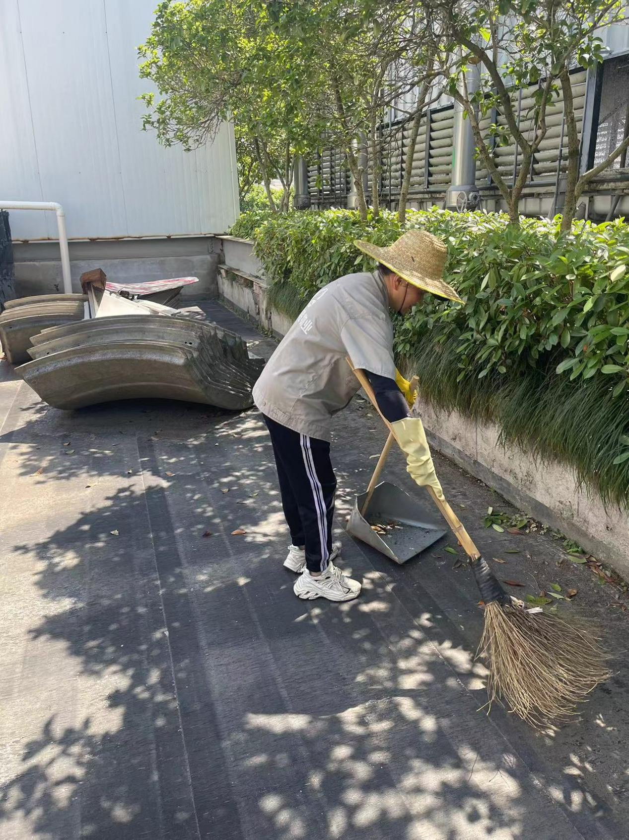 錢江商城開展頂樓區(qū)塊清理工作